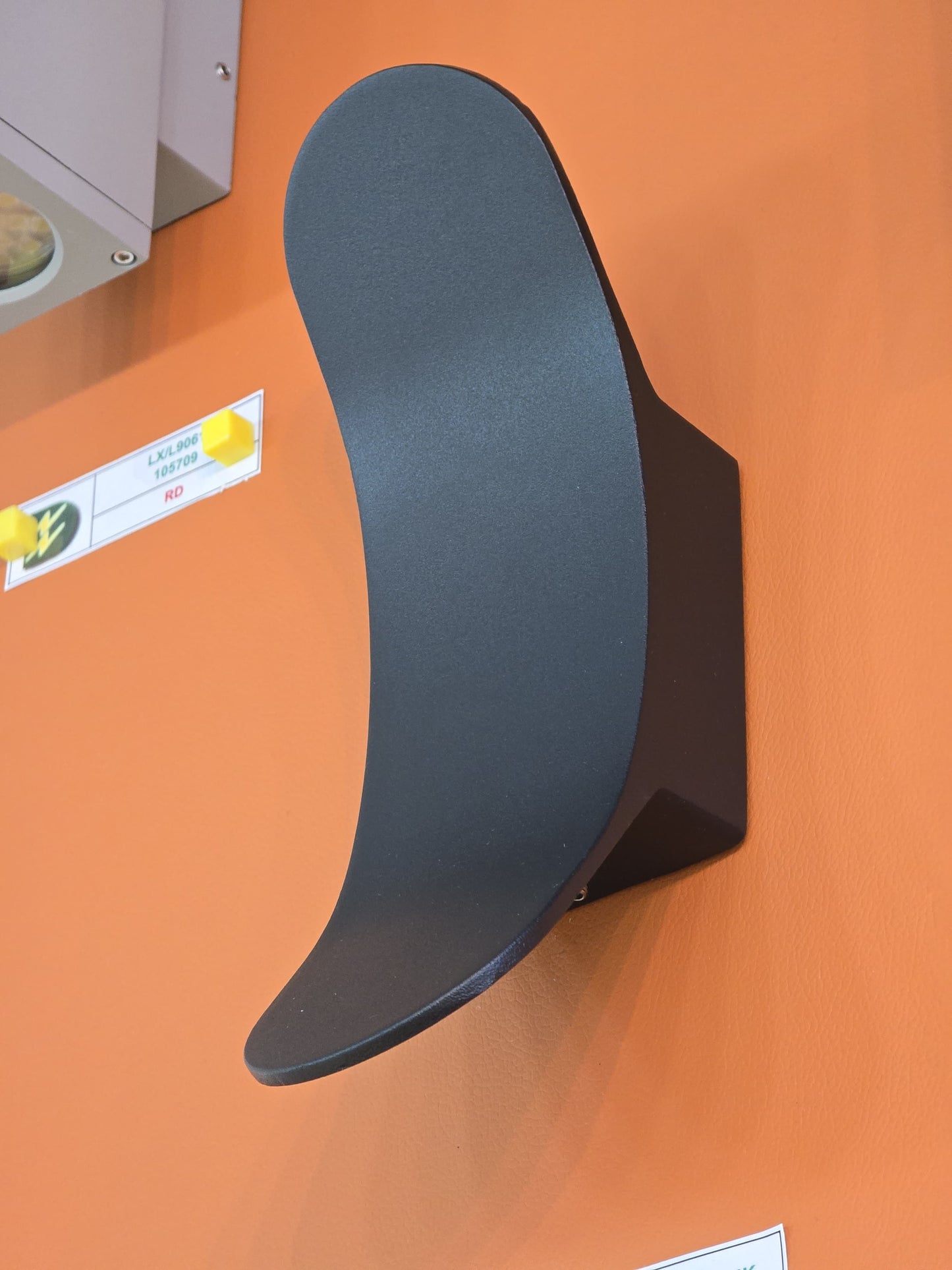 LX/114064 | مصباح لوماكس LED للأعلى والأسفل، مقاوم للماء IP65، 12.5 واط | أسود مطفي بدقة 4K/3K