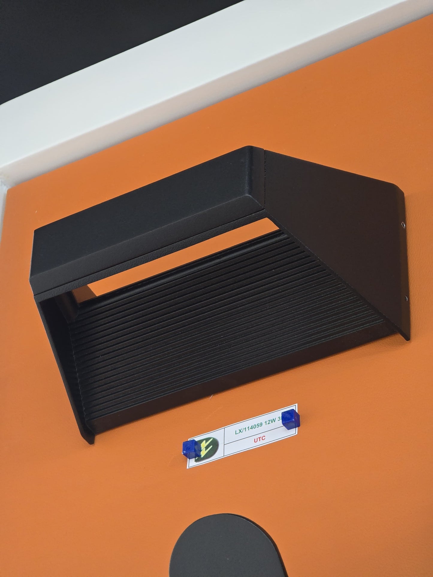 LX/114059 | مصباح لوماكس LED للأعلى والأسفل IP65، 12 واط - أسود مطفي 3K