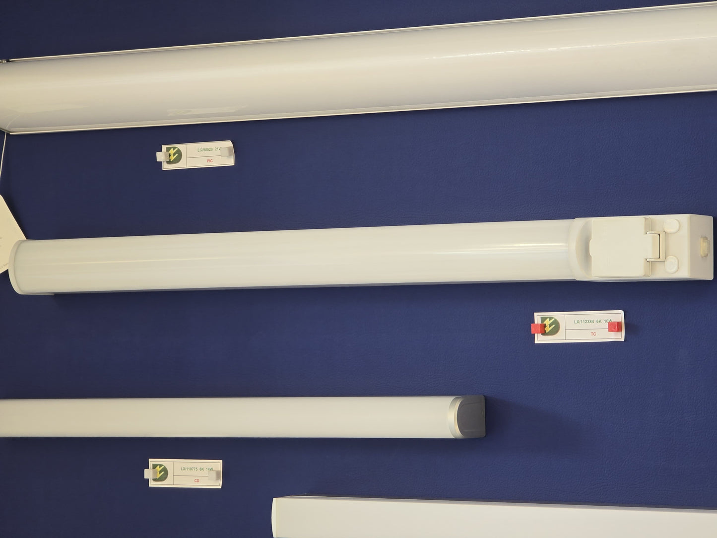 LX/112384 | LUMAX MIRROR LIGHT + SOCKET LED 10W - 6K