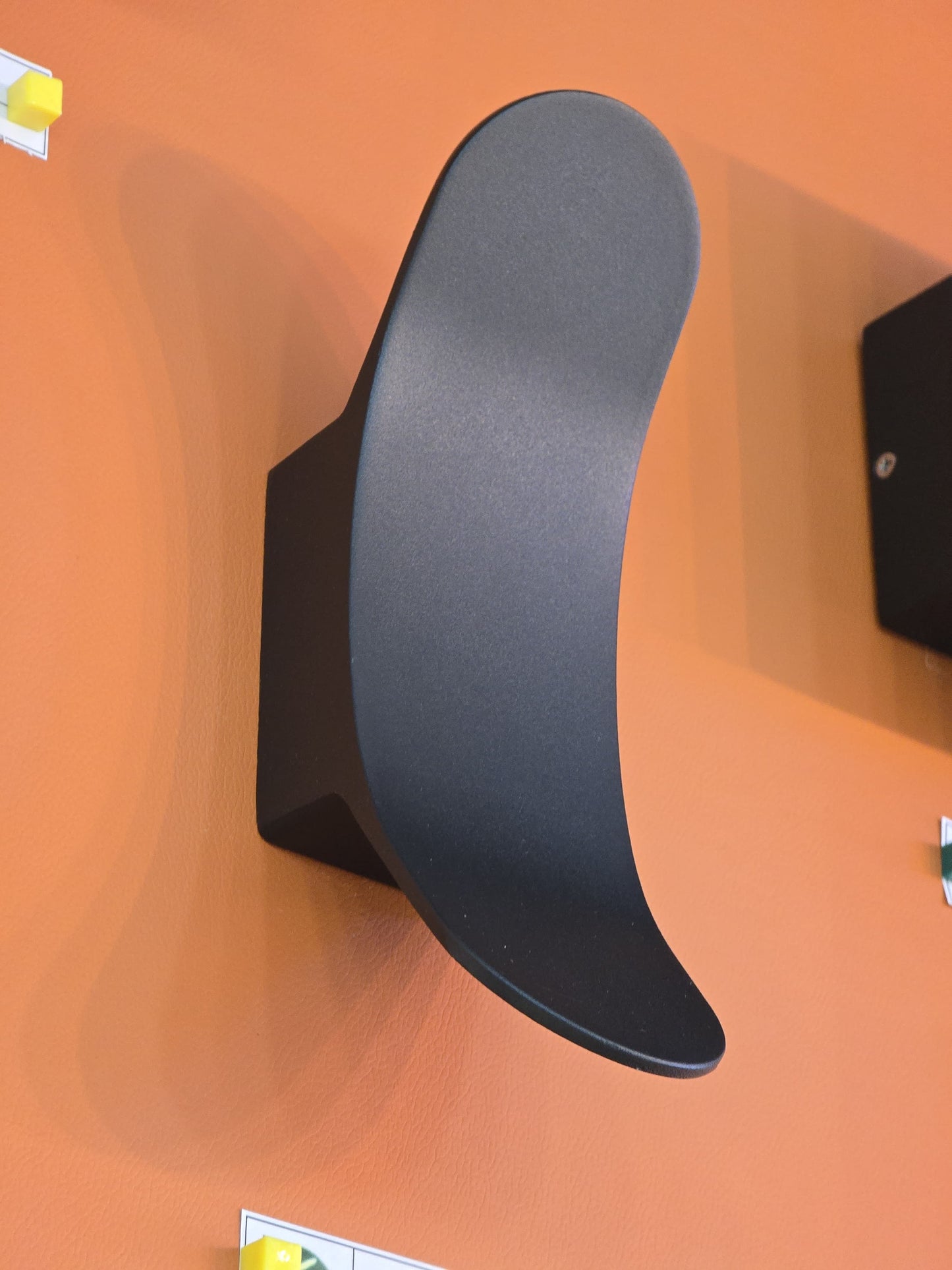 LX/114064 | مصباح لوماكس LED للأعلى والأسفل، مقاوم للماء IP65، 12.5 واط | أسود مطفي بدقة 4K/3K