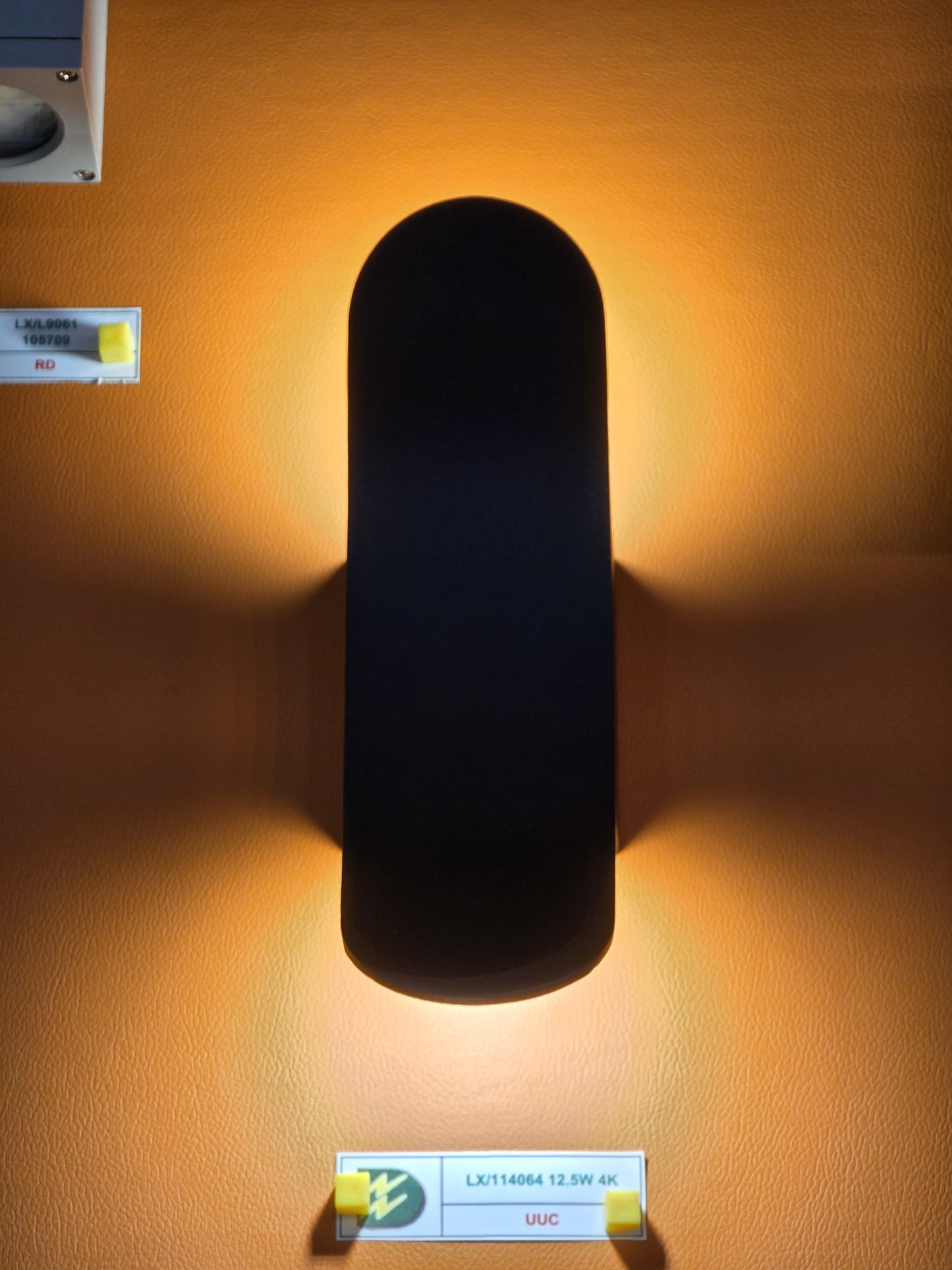 LX/114064 | مصباح لوماكس LED للأعلى والأسفل، مقاوم للماء IP65، 12.5 واط | أسود مطفي بدقة 4K/3K