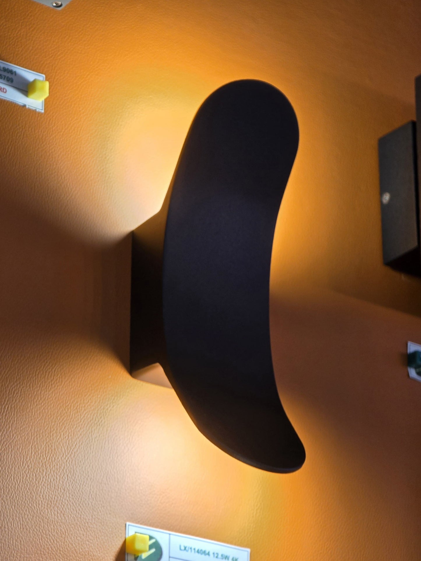 LX/114064 | مصباح لوماكس LED للأعلى والأسفل، مقاوم للماء IP65، 12.5 واط | أسود مطفي بدقة 4K/3K