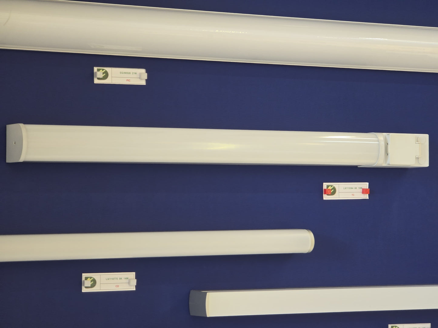 LX/112384 | LUMAX MIRROR LIGHT + SOCKET LED 10W - 6K