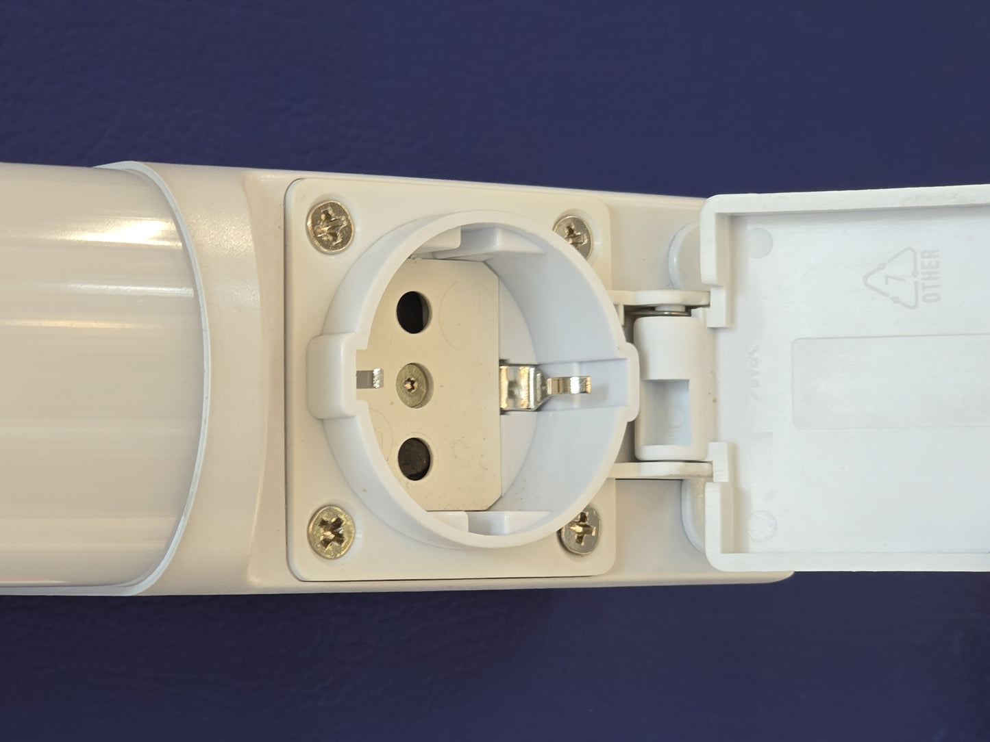 LX/112384 | LUMAX MIRROR LIGHT + SOCKET LED 10W - 6K