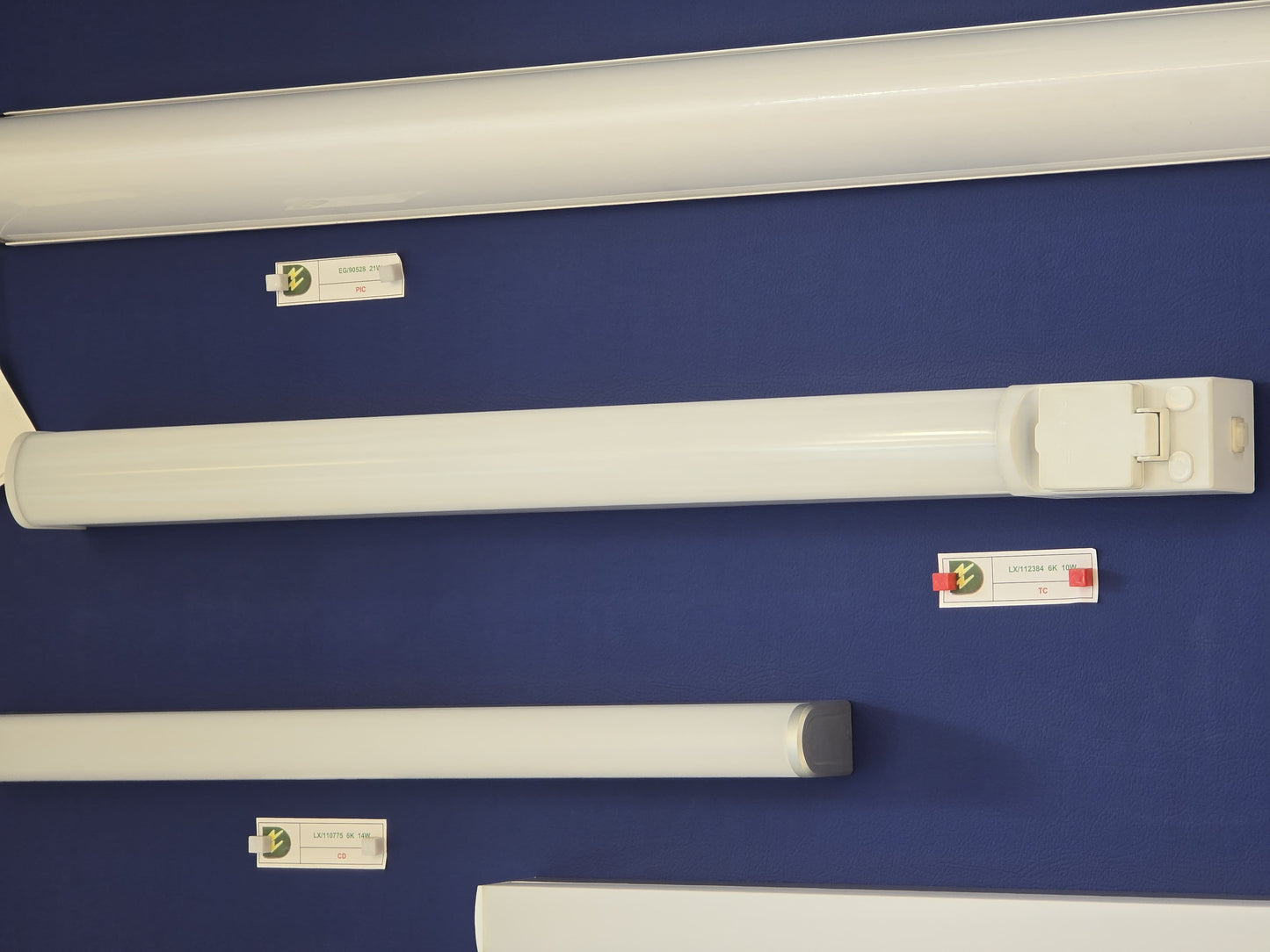 LX/112384 | LUMAX MIRROR LIGHT + SOCKET LED 10W - 6K